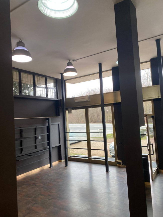 Locale commerciale in affitto a Dormelletto