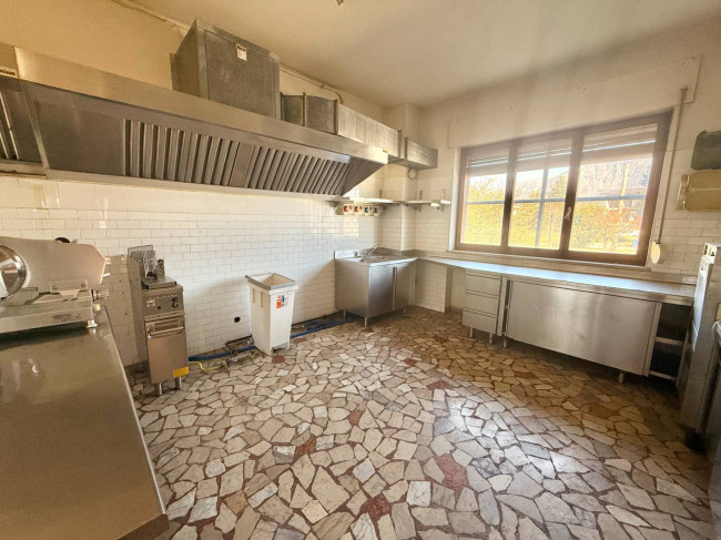 Locale commerciale in vendita a Sedico