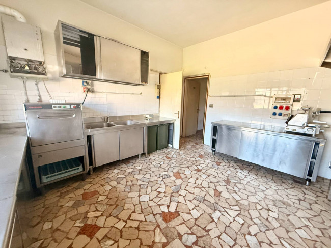 Locale commerciale in vendita a Sedico