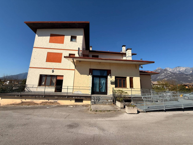 Locale commerciale in vendita a Sedico