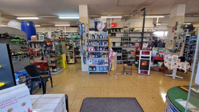 Locale commerciale in vendita a Ponte nelle Alpi