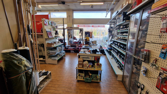 Locale commerciale in vendita a Ponte nelle Alpi