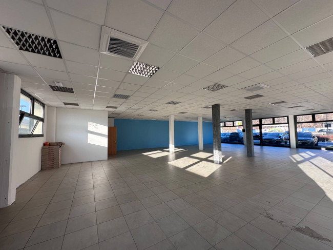 Locale commerciale in affitto a Sedico