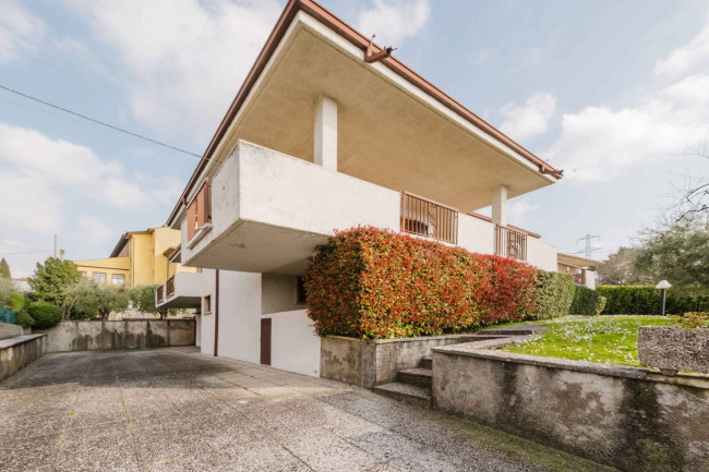 Villa in vendita a Pastrengo