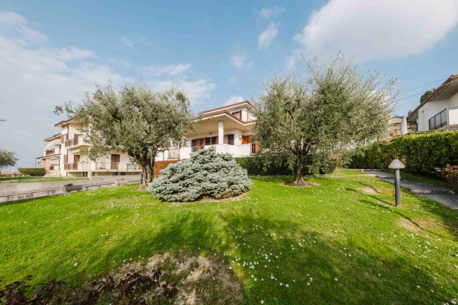 Villa in vendita a Pastrengo