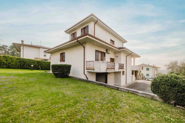 Villa in vendita a Pastrengo