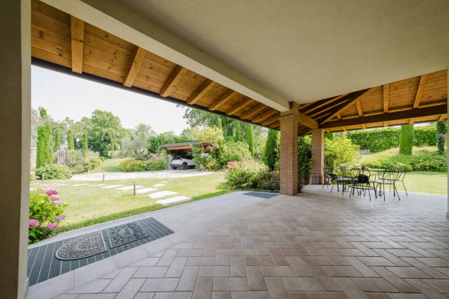 Villa in vendita a Castelnuovo del Garda