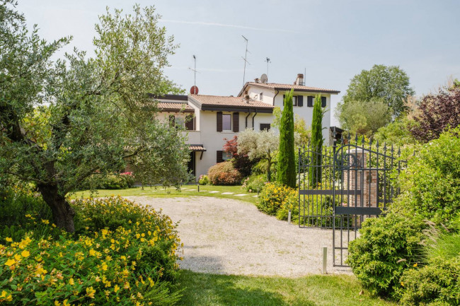 Villa in vendita a Castelnuovo del Garda