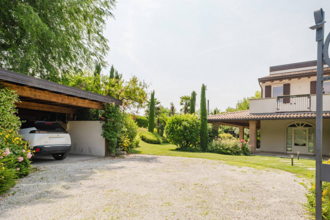 Villa in vendita a Castelnuovo del Garda