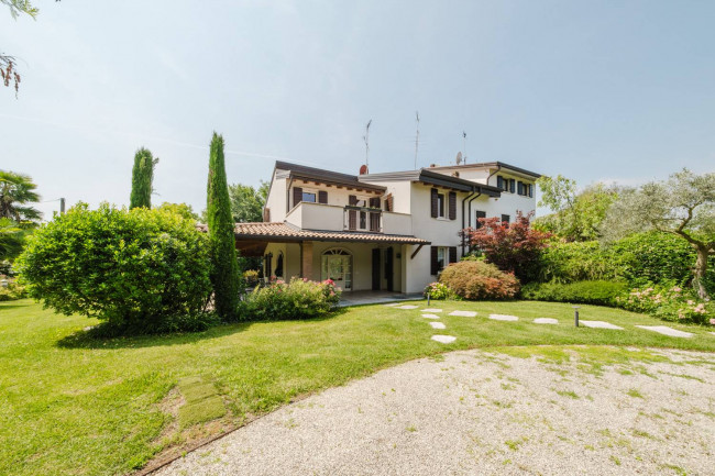 Villa in vendita a Castelnuovo del Garda