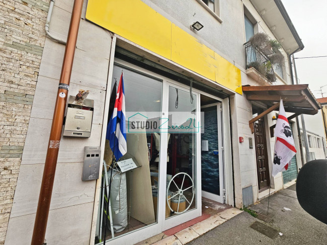 Locale commerciale in vendita a Viareggio