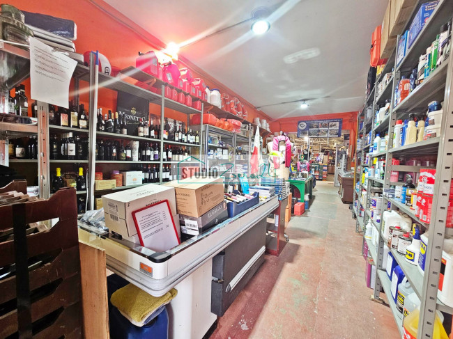 Locale commerciale in vendita a Viareggio