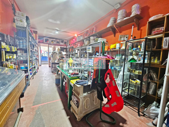 Locale commerciale in vendita a Viareggio