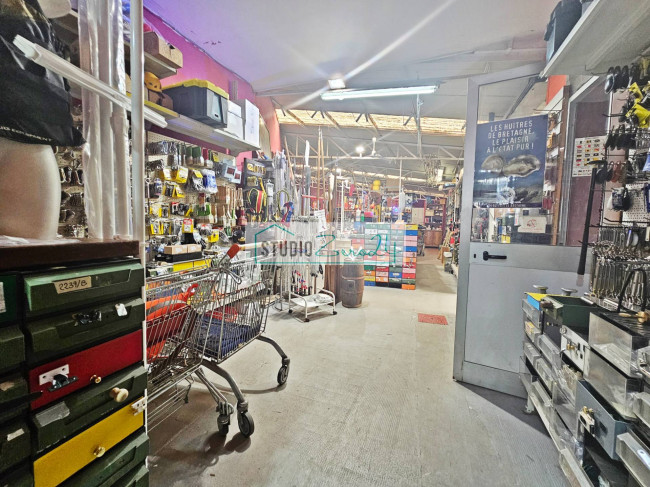 Locale commerciale in vendita a Viareggio