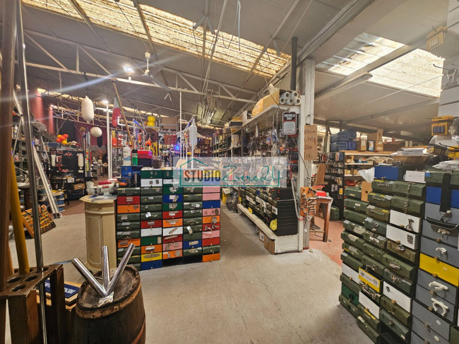 Locale commerciale in vendita a Viareggio