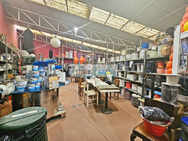 Locale commerciale in vendita a Viareggio