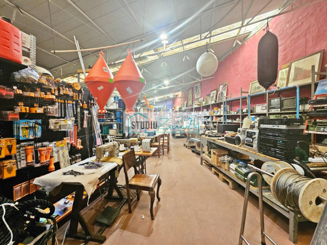 Locale commerciale in vendita a Viareggio