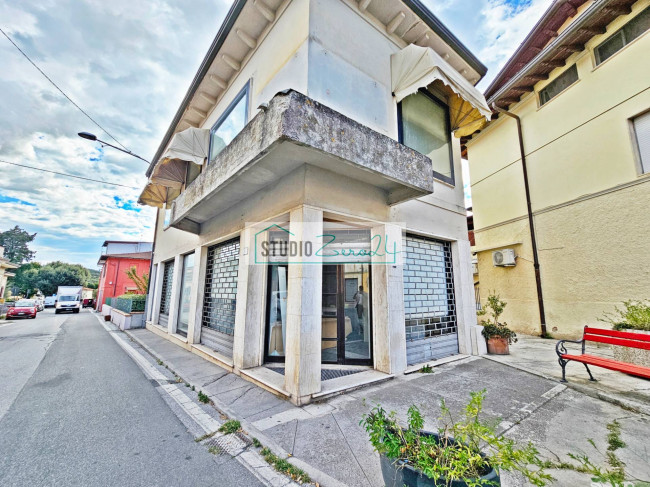 Locale commerciale in vendita a Massarosa