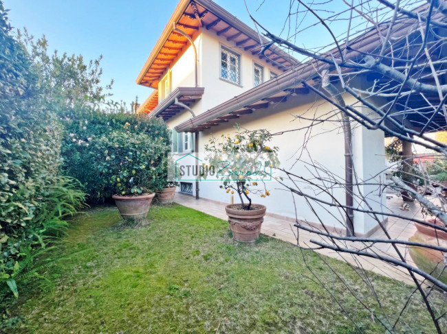 Villetta Bifamiliare in vendita a Camaiore