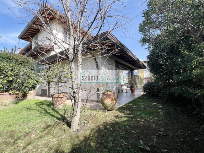 Villetta Bifamiliare in vendita a Camaiore