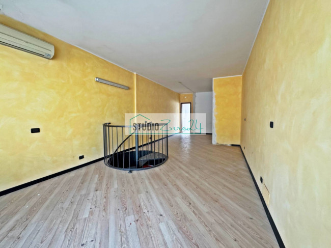 Locale commerciale in vendita a Massa