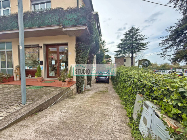 Locale commerciale in vendita a Massarosa