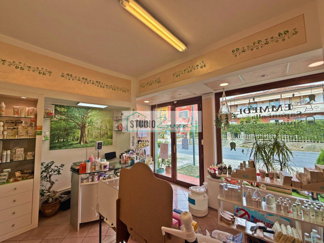 Locale commerciale in vendita a Massarosa
