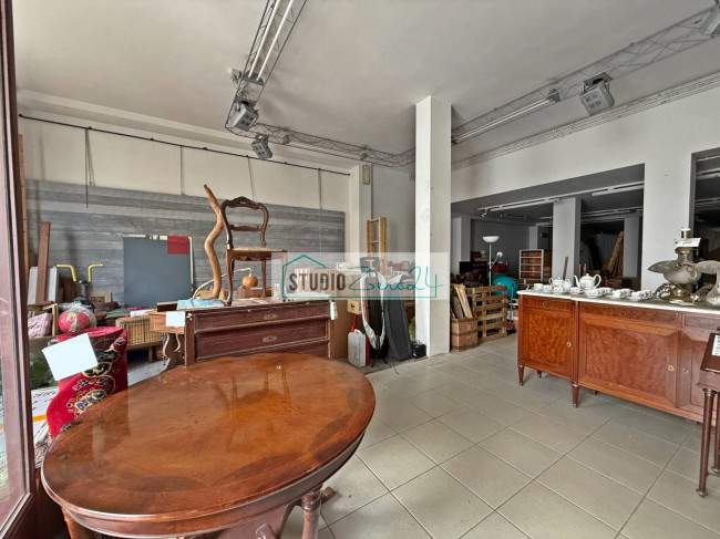 Locale commerciale in vendita a Viareggio