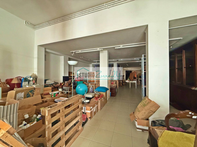 Locale commerciale in vendita a Viareggio