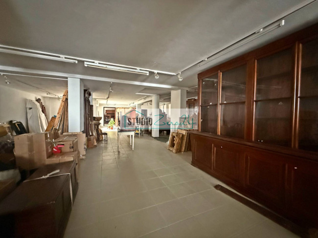 Locale commerciale in vendita a Viareggio