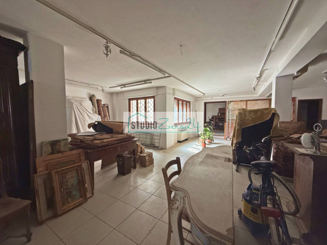 Locale commerciale in vendita a Viareggio