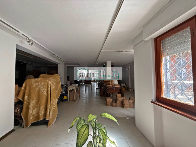 Locale commerciale in vendita a Viareggio