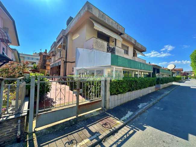 Locale commerciale in vendita a Viareggio