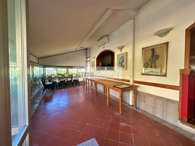 Locale commerciale in vendita a Viareggio