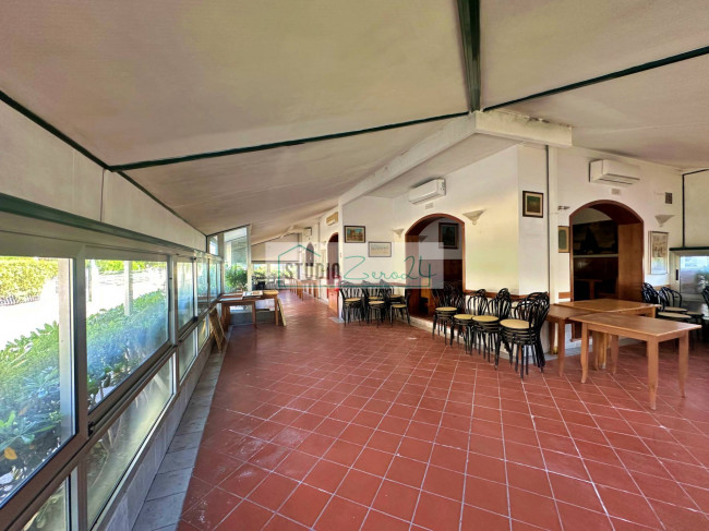 Locale commerciale in vendita a Viareggio