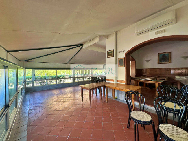 Locale commerciale in vendita a Viareggio