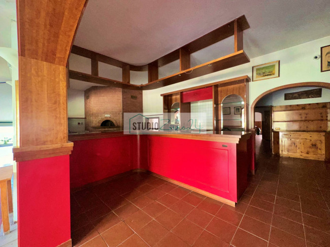 Locale commerciale in vendita a Viareggio