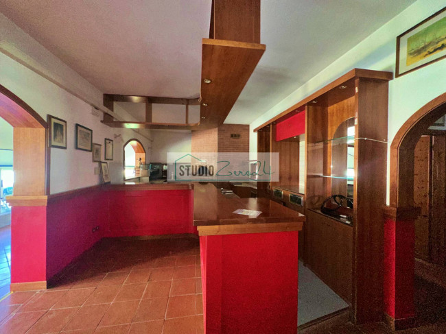 Locale commerciale in vendita a Viareggio