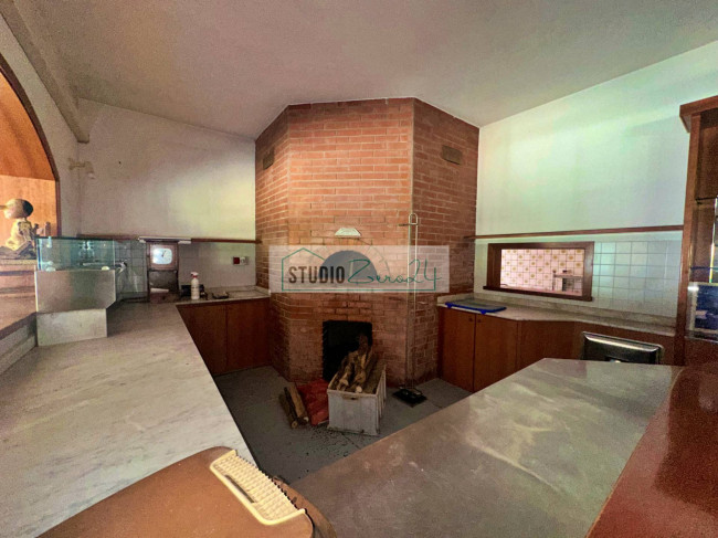 Locale commerciale in vendita a Viareggio