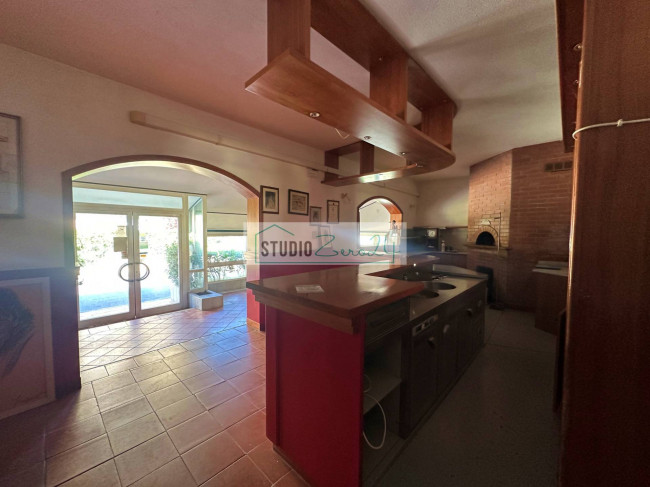 Locale commerciale in vendita a Viareggio