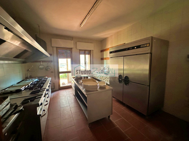 Locale commerciale in vendita a Viareggio