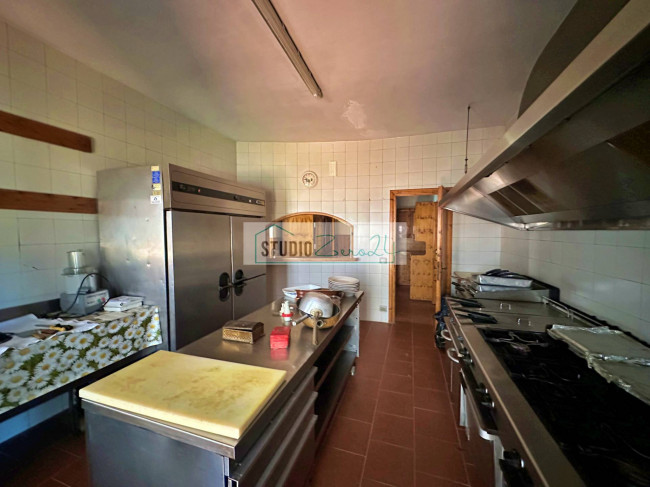 Locale commerciale in vendita a Viareggio