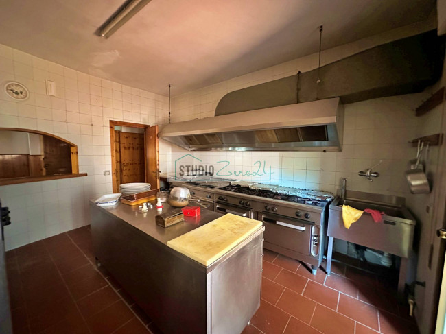 Locale commerciale in vendita a Viareggio