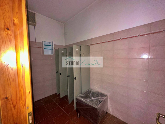 Locale commerciale in vendita a Viareggio