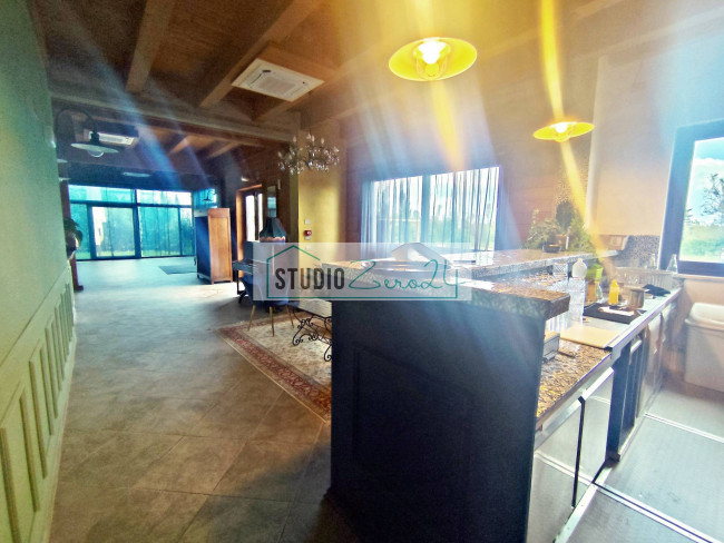 Locale commerciale in vendita a Viareggio