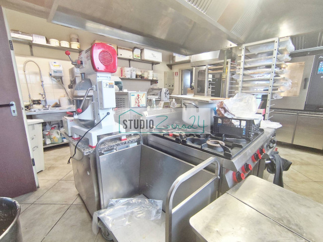 Locale commerciale in vendita a Viareggio