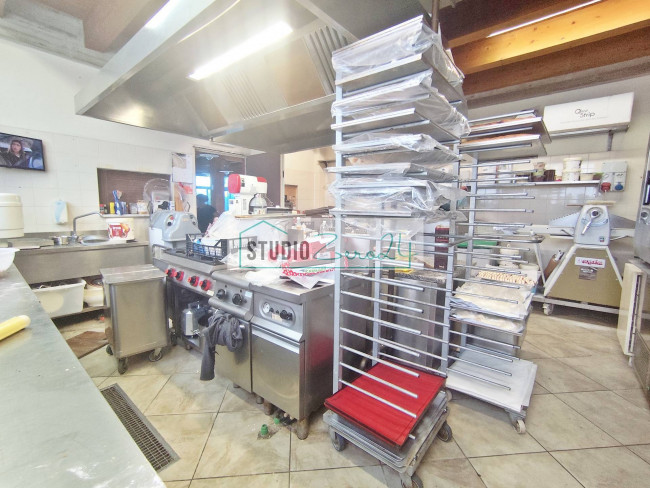 Locale commerciale in vendita a Viareggio