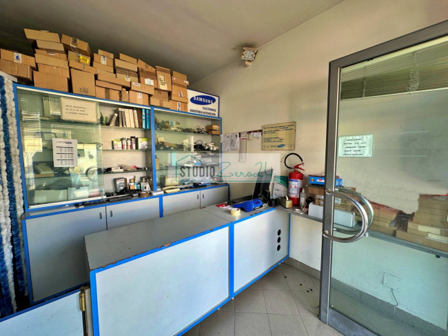 Locale commerciale in vendita a Viareggio