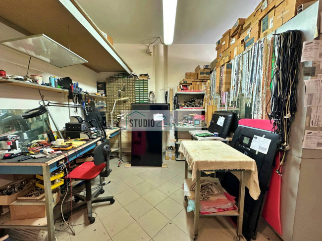 Locale commerciale in vendita a Viareggio