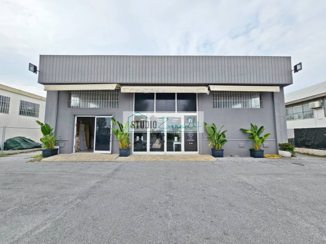 Locale commerciale in vendita a Massarosa